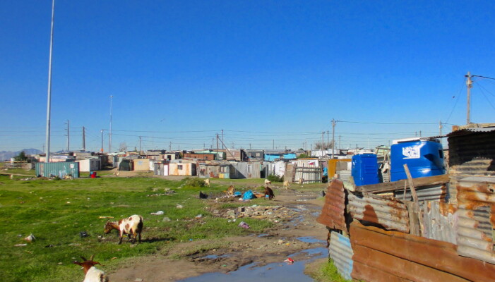 Innbyggerne i townshiper og uformelle bosettinger er mest utsatt for vold og kriminalitet. Er da sikkerhetstiltakene i velstående nabolag nødvendig? Bildet tok jeg under feltarbeid i en township i Cape Town. Innbyggerne i townshiper og uformelle bosettinger er mest utsatt for vold og kriminalitet. Er da sikkerhetstiltakene i velstående nabolag nødvendig? Bildet tok jeg under feltarbeid i en township i Cape Town.