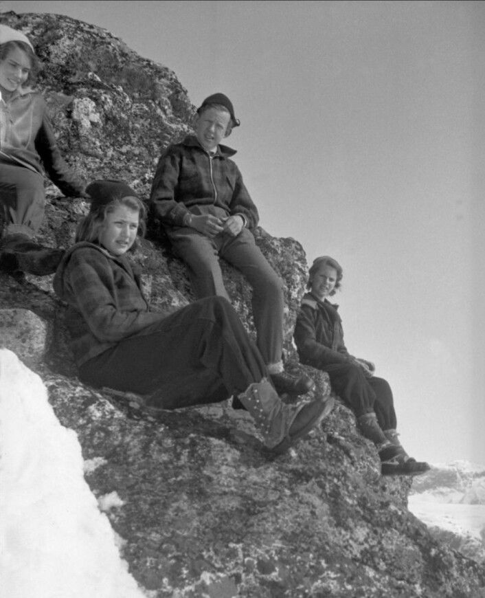I det gamle bondesamfunnet skulle ungdommene til fjells for å se på soloppgangen første påskedags morgen. Da het det seg at man kunne se at sola spratt rundt av glede over at Jesus var oppstanden. (Foto: Fritjof Arentz/Norsk folkemuseum I det gamle bondesamfunnet skulle ungdommene til fjells for å se på soloppgangen første påskedags morgen. Da het det seg at man kunne se at sola spratt rundt av glede over at Jesus var oppstanden. (Foto: Fritjof Arentz/Norsk folkemuseum
