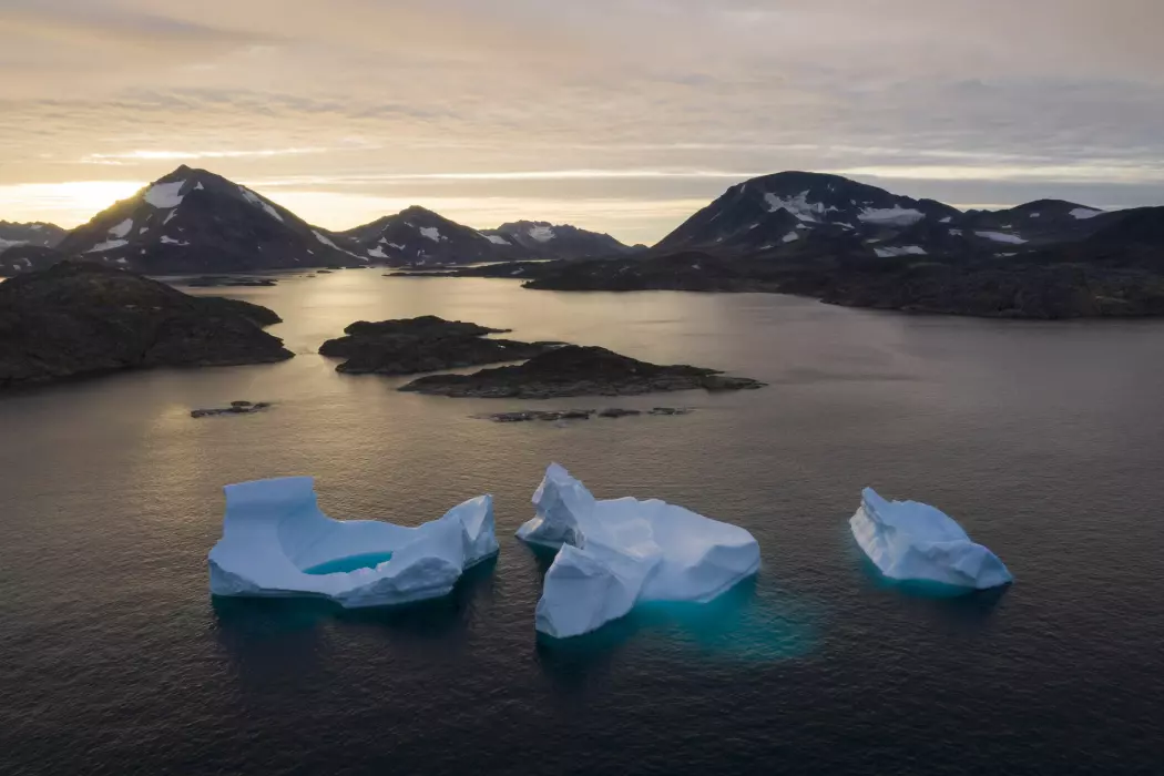 Isblokker i sjøen utenfor Kulusuk på Grønland. Nye tall viser at det forsvant 532 milliarder tonn is på Grønland i fjor, noe som var ny rekord.