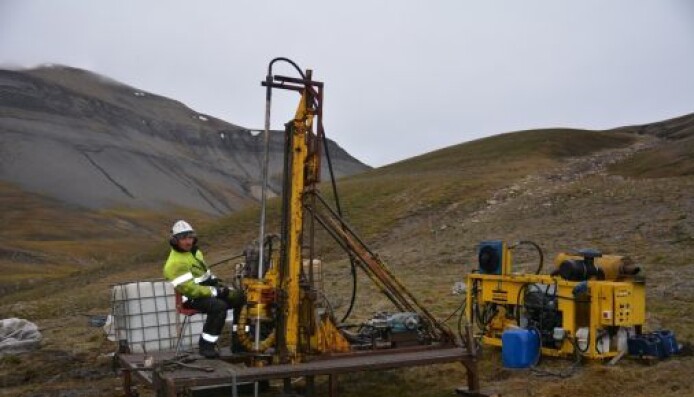 Boring for å hente opp prøver i Deltadalen på Svalbard. Boring for å hente opp prøver i Deltadalen på Svalbard.