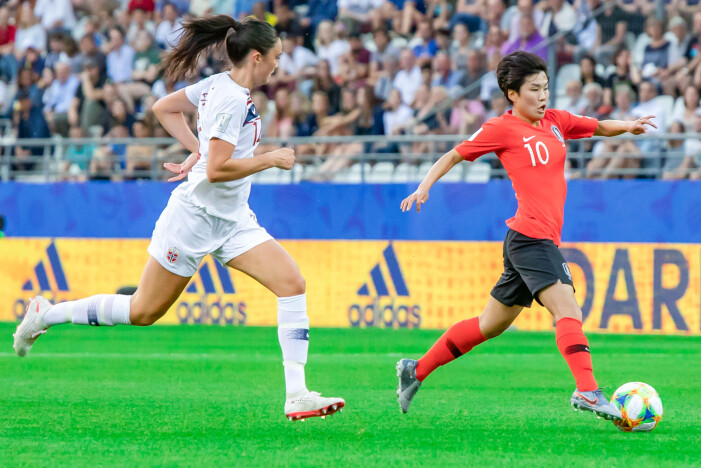 Ingrid Syrstad Engen er én av mange norske fotballspillere som har markert seg utenlands, blant annet som seriemester i Tyskland. Her fra en landskamp mot Sør-Korea i juni 2019. Ingrid Syrstad Engen er én av mange norske fotballspillere som har markert seg utenlands, blant annet som seriemester i Tyskland. Her fra en landskamp mot Sør-Korea i juni 2019.