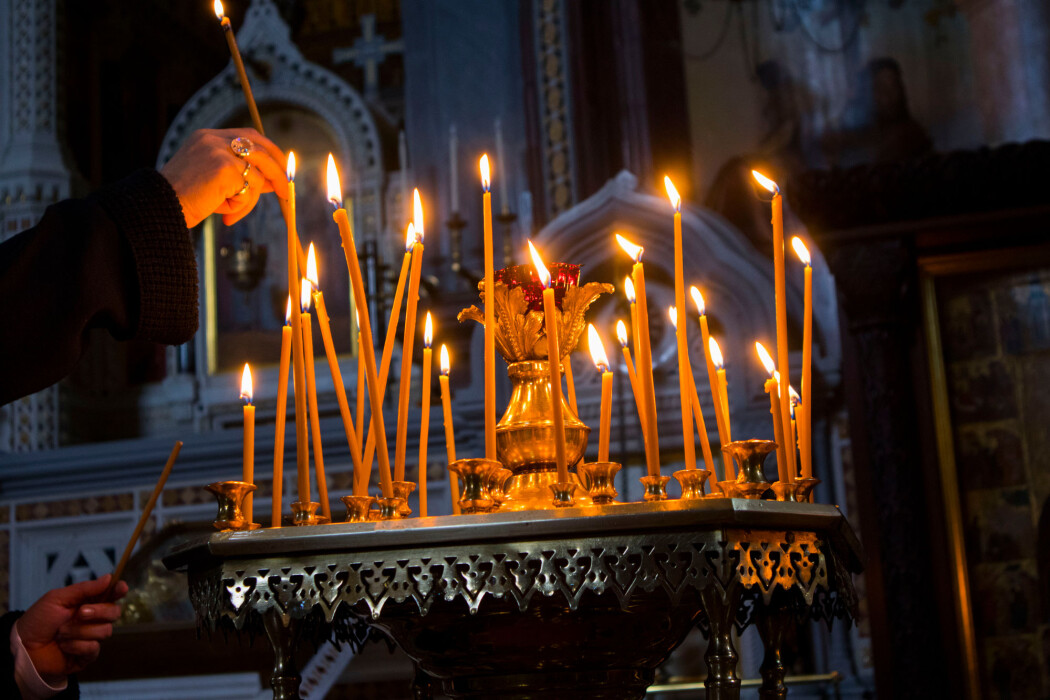 Flere religionsforskere har dokumentert at det skjer en endring i den folkelige religiøsiteten. I dag er de fleste av oss skeptisk til å bli fanget av en bestemt religion. Men mange av oss er på søken etter noe betydningsfullt eller hellig. For eksempel er mange av oss interessert i å besøke kirker som turister. Flere religionsforskere har dokumentert at det skjer en endring i den folkelige religiøsiteten. I dag er de fleste av oss skeptisk til å bli fanget av en bestemt religion. Men mange av oss er på søken etter noe betydningsfullt eller hellig. For eksempel er mange av oss interessert i å besøke kirker som turister.