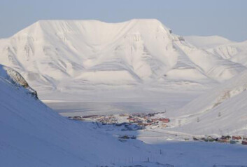 Under det kalde ytre kan det skjule seg et varmereservoar som kan brukes til å utvinne fornybar geotermisk energi. Longyearbyen, Svalbard. (Foto: colourbox.no) Under det kalde ytre kan det skjule seg et varmereservoar som kan brukes til å utvinne fornybar geotermisk energi. Longyearbyen, Svalbard. (Foto: colourbox.no)