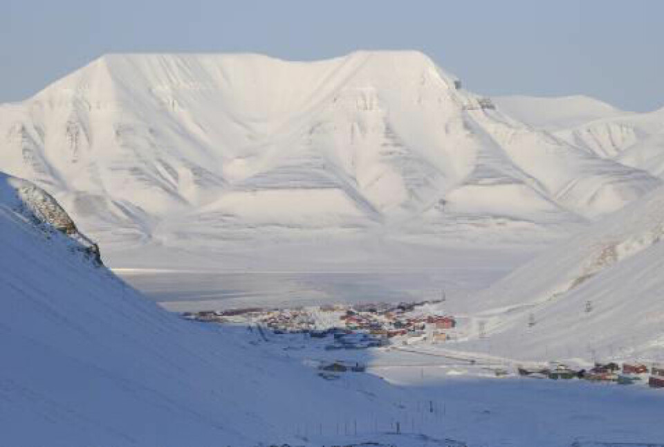 Under det kalde ytre kan det skjule seg et varmereservoar som kan brukes til å utvinne fornybar geotermisk energi. Longyearbyen, Svalbard. (Foto: colourbox.no)