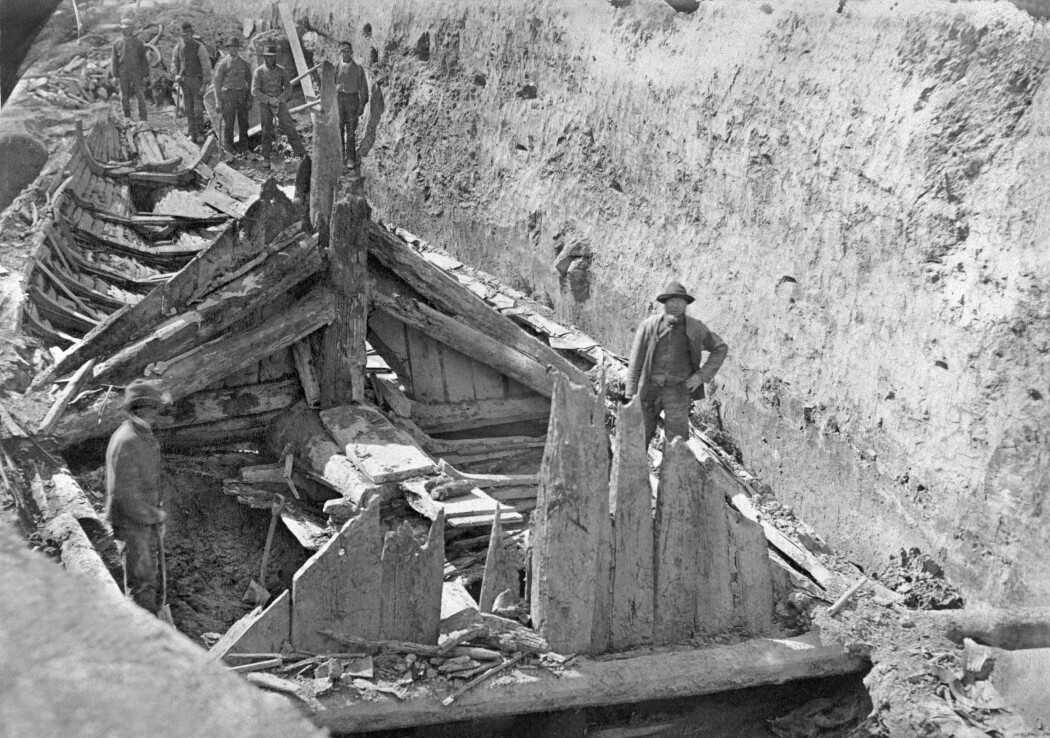 Utgravningen av Gokstadskipet og haugen i 1880. Utgravningen av Gokstadskipet og haugen i 1880.