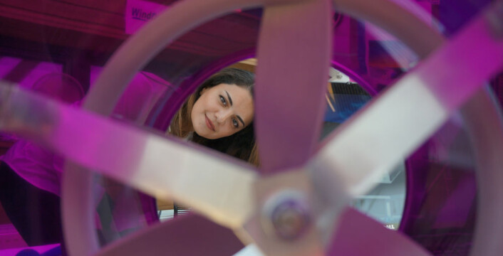 Nora Caroline Hansen sett gjennom en av propellene hun har vært med på å utvikle for firmaet WindDuct, som satser på vindkraftanlegg som kan monteres på småhustak. (Foto: Arnfinn Christensen, forskning.no.) Nora Caroline Hansen sett gjennom en av propellene hun har vært med på å utvikle for firmaet WindDuct, som satser på vindkraftanlegg som kan monteres på småhustak. (Foto: Arnfinn Christensen, forskning.no.)