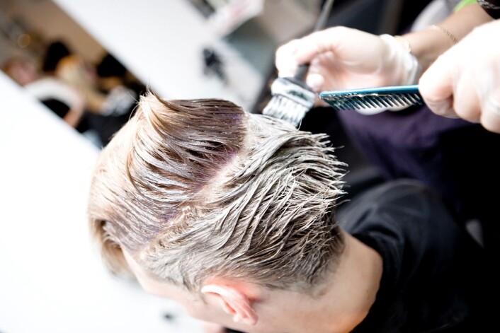 Det å farge håret kan være risikabelt - for frisøren. (Foto: Colourbox) Det å farge håret kan være risikabelt - for frisøren. (Foto: Colourbox)