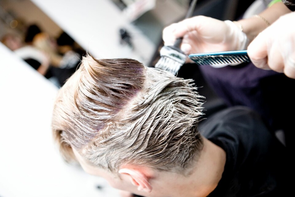 Det å farge håret kan være risikabelt - for frisøren. (Foto: Colourbox)