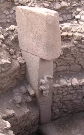 Skulptur av katteaktig dyr på stensøyle i Göbekli Tepe. (Foto: (Foto fra Wikimedia Commons))