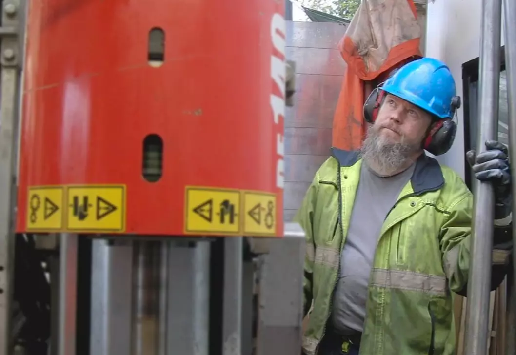 Borer Jouku Hiltunen viser oss prøveboring etter dyp geoenergi. (Foto: Arnfinn Christensen)