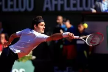 Federer strekker seg etter en ball. Forhåpentligvis er det en avgjørende ball. (Foto: Colourbox)