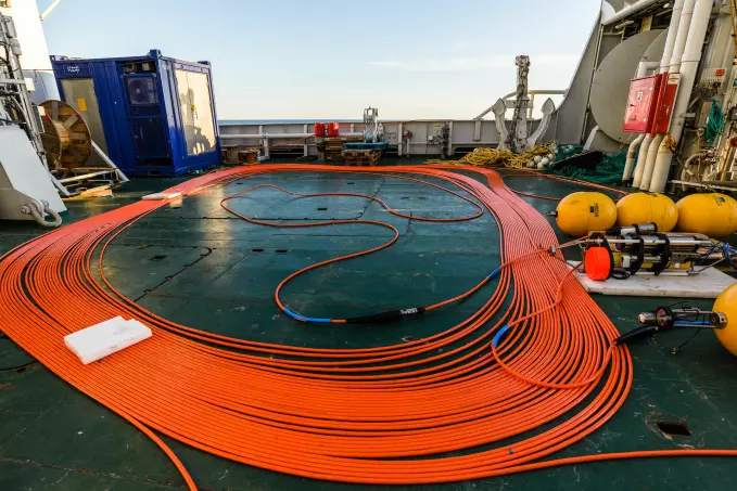 A total of 60 km of cable that extends over the entire continental shelf have been laid out outside Vesterålen.
