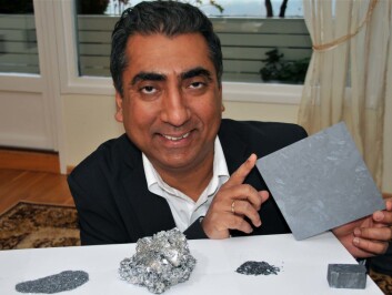 Foran Harsharn Tathgar ligger (f.v.) silisium med 99,5 prosent renhet, silisium og aluminium, silisium med over 99,99 prosent renhet etter at aluminium er fjernet med lut, silisium krystallisert og støpt i blokk, og en ferdig silisiumskive. (Foto: Stein Morch) Foran Harsharn Tathgar ligger (f.v.) silisium med 99,5 prosent renhet, silisium og aluminium, silisium med over 99,99 prosent renhet etter at aluminium er fjernet med lut, silisium krystallisert og støpt i blokk, og en ferdig silisiumskive. (Foto: Stein Morch)