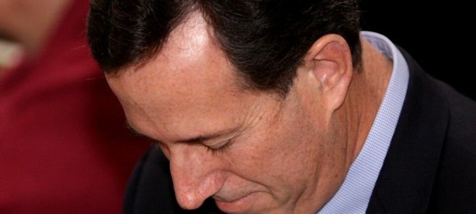 Rick Santorum senker hodet i bønn under en pengeinnsamling i Arizona (Foto: Gage Skidmore/Flickr Creative Commons)
