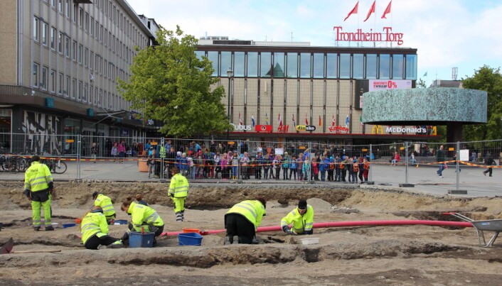 Fra utgravningen på Torvet i Trondheim. Her under et besøk av en av mange skoleklasser. Fra utgravningen på Torvet i Trondheim. Her under et besøk av en av mange skoleklasser.
