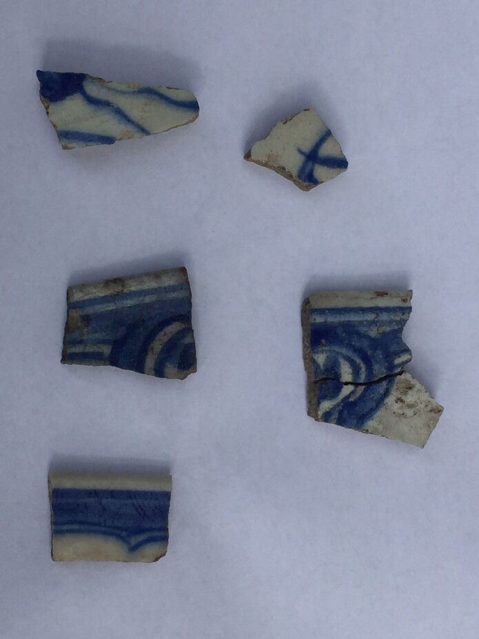 Små fragmenter av flere kar i såkalt «fritware», trolig produsert i Safavid, Iran, på 1500- eller 1600-tallet. Små fragmenter av flere kar i såkalt «fritware», trolig produsert i Safavid, Iran, på 1500- eller 1600-tallet.