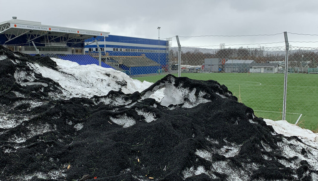 Every year, large quantities of rubber granules from artificial turf fields are washed into the sea. It is not good for the environment, according to a research group at the Fram Centre.