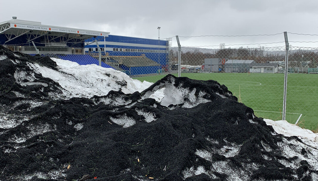 Every year, large quantities of rubber granules from artificial turf fields are washed into the sea. It is not good for the environment, according to a research group at the Fram Centre. Every year, large quantities of rubber granules from artificial turf fields are washed into the sea. It is not good for the environment, according to a research group at the Fram Centre.