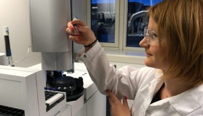 Lisbet Sørensen at SINTEF Ocean analyses a rubber granules sample. Lisbet Sørensen at SINTEF Ocean analyses a rubber granules sample.