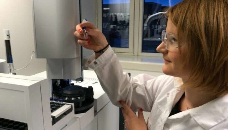 Lisbet Sørensen at SINTEF Ocean analyses a rubber granules sample.