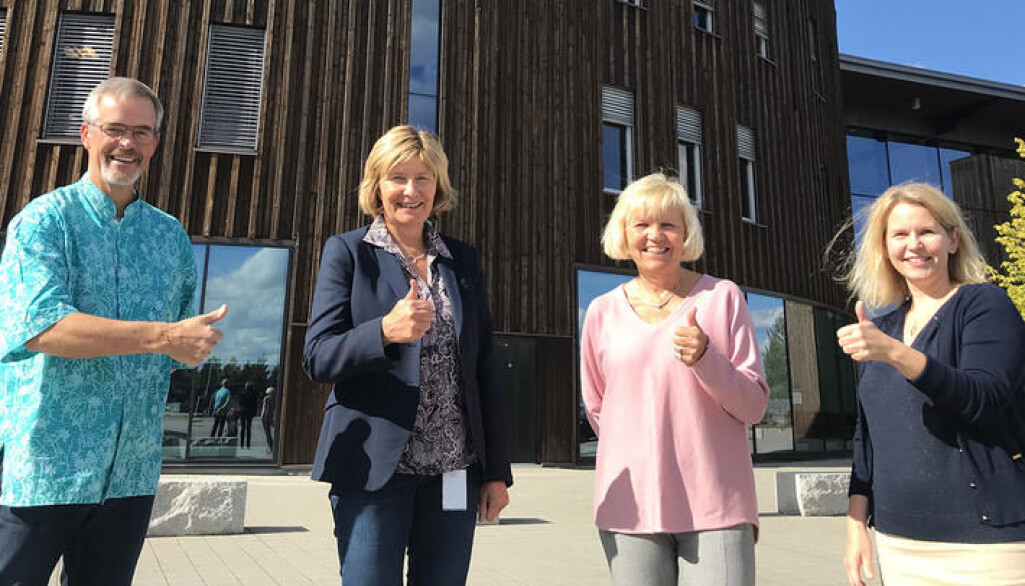 Jubler over tildelning: Fra venstre professor Sevald Høye, førsteamanuens Anne Trollvik, professor Kari Kvigne og leder for eksternfinansiert virksomhet ved fakultetet, Lena Westby. Jubler over tildelning: Fra venstre professor Sevald Høye, førsteamanuens Anne Trollvik, professor Kari Kvigne og leder for eksternfinansiert virksomhet ved fakultetet, Lena Westby.