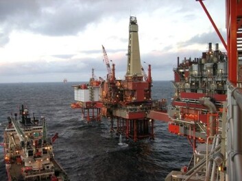 Datasystemer blir stadig viktigere på olje- og gassinstallasjoner. Bildet viser en oljerigg i Nordsjøen som mottar forsyninger. (Foto: Simon Pedersen/Shutterstock) Datasystemer blir stadig viktigere på olje- og gassinstallasjoner. Bildet viser en oljerigg i Nordsjøen som mottar forsyninger. (Foto: Simon Pedersen/Shutterstock)