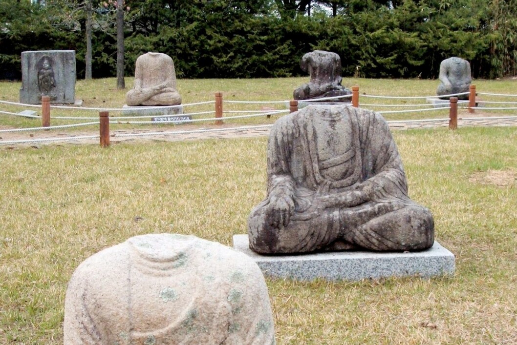 Statuer av Buddha som har fått hodene kappet av. Denne type plyndring er svært vanlig i deler av Asia. Hodene er lette å transportere, og populære samlerobjekter i Vesten. (Foto: Flickr/buck82)