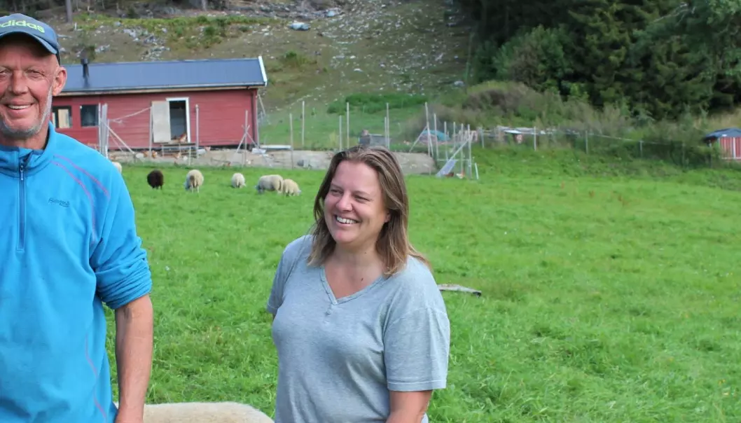 Synnøve og Øyvind driver gården sin regenerativt - men hva betyr det?