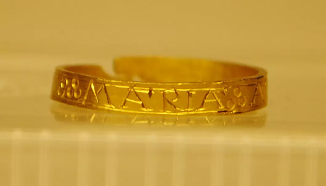 On jewellery and other valuables, inscripton were mostly in letters. Here is a ring with the inscription 'Maria'.
