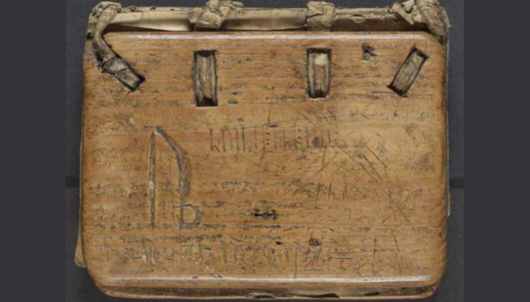 On the wooden cover of the Kvikne psalter, Elise Kleivane found a mix of letters and runes. On the wooden cover of the Kvikne psalter, Elise Kleivane found a mix of letters and runes.