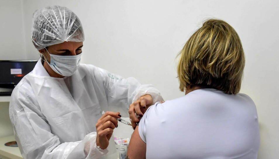 En kvinne får covid-19-vaksinen fra Oxford University og AstraZencea i Brasil. Hverken de som gir vaksinen eller de frivillige vet om sprøyten faktisk inneholder vaksinen eller bare saltvann.