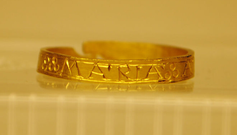 På smykke og andre verdifulle gjenstandar er innskriftene ofte bokstavar. Her ein ring med innskrifta «Maria».