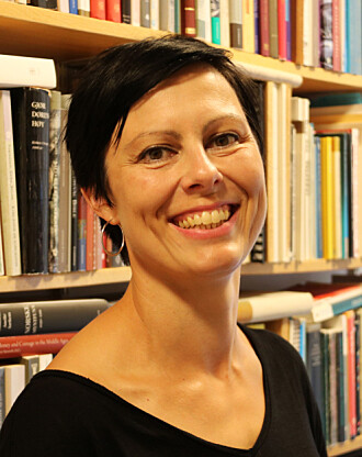 Elise Kleivane har funne innskrifter med runer og bokstavar frå vikingtida og mellomalderen. Elise Kleivane har funne innskrifter med runer og bokstavar frå vikingtida og mellomalderen.