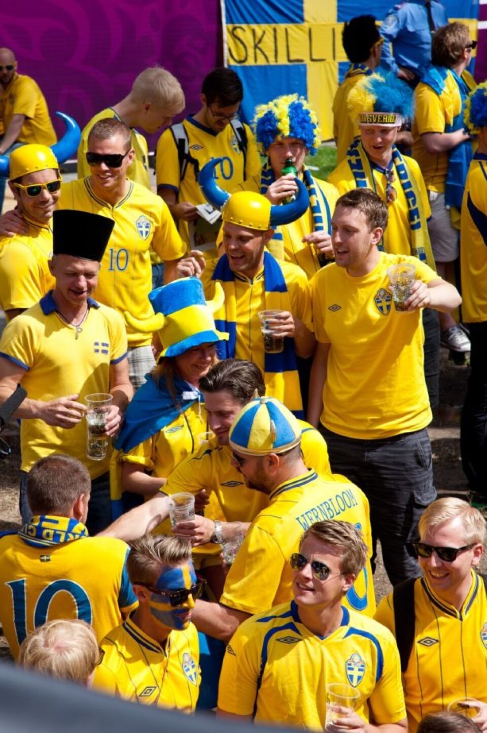 Det er som regel i forbindelse med sportsarrangementer og sammen med venner at svenske menn havner på en fuktig snurr. Kanskje blir det ekstra moro når alle tre kombineres? (Foto: Colourbox)