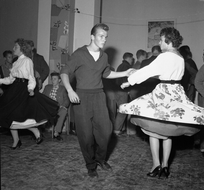 På 1950-tallet fikk ungdom mer fritid og mer penger de kunne bruke på seg selv enn det foreldregenerasjonen hadde hatt. Nye hårfrisyrer, svingskjørt og rock´n roll fikk en sentral plass i ungdomskulturen. Her fra Hammersborg fritidsklubb i 1958. På 1950-tallet fikk ungdom mer fritid og mer penger de kunne bruke på seg selv enn det foreldregenerasjonen hadde hatt. Nye hårfrisyrer, svingskjørt og rock´n roll fikk en sentral plass i ungdomskulturen. Her fra Hammersborg fritidsklubb i 1958.