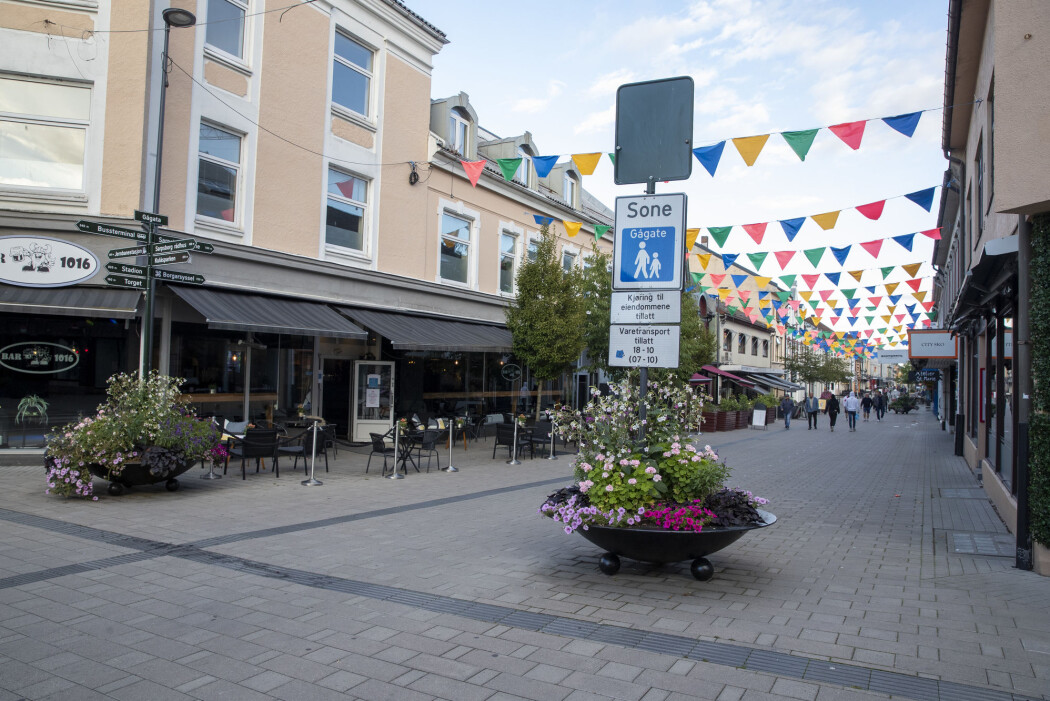 Det var folketomme gater i Sarpsborg etter at en større gruppe ble satt i karantene. Det var folketomme gater i Sarpsborg etter at en større gruppe ble satt i karantene.