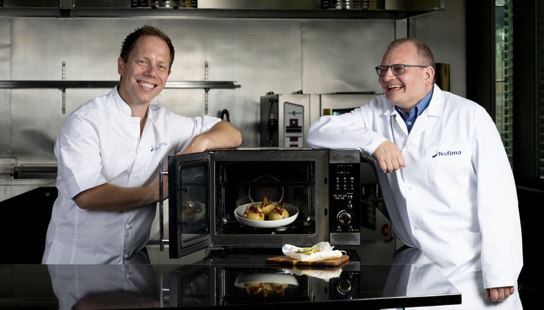 “Try to expand your use of the microwave oven”, suggest Nofima chef Stian Gjerstad Iversen and Senior Scientist Dagbjørn Skipnes. Here they display healthy and tasty food that you can easily make with a microwave oven. “Try to expand your use of the microwave oven”, suggest Nofima chef Stian Gjerstad Iversen and Senior Scientist Dagbjørn Skipnes. Here they display healthy and tasty food that you can easily make with a microwave oven.