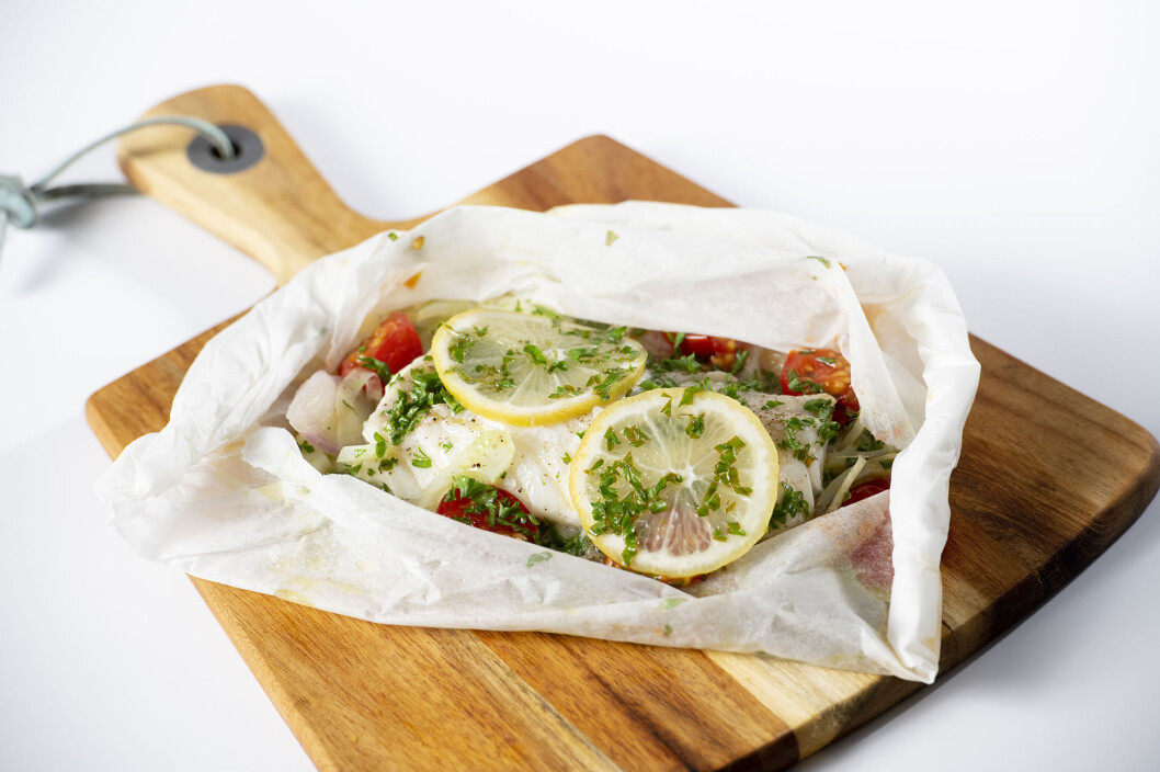 How about a healthy dinner prepared in your microwave oven? Here baked cod with vegetables cooked in a package of baking paper. How about a healthy dinner prepared in your microwave oven? Here baked cod with vegetables cooked in a package of baking paper.