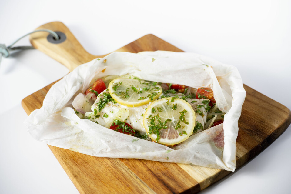 How about a healthy dinner prepared in your microwave oven? Here baked cod with vegetables cooked in a package of baking paper.
