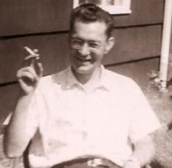 Her er Henry Gustav Molaison (1926–2008) fotografert i 1958 foran familiens hjem, hvor han tilbrakte mesteparten av tiden. Han kunne gå i butikken og løse kryssord og hadde ifølge pårørende et positivt livssyn. (Foto: Suzanne Corkin) Her er Henry Gustav Molaison (1926–2008) fotografert i 1958 foran familiens hjem, hvor han tilbrakte mesteparten av tiden. Han kunne gå i butikken og løse kryssord og hadde ifølge pårørende et positivt livssyn. (Foto: Suzanne Corkin)
