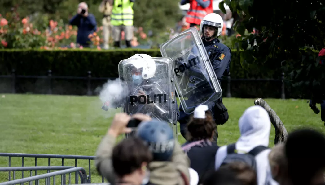 Politiet sprayet tåregass mot demonstranter under markeringen til Stopp islamiseringen av Norge i Oslo 29. august.