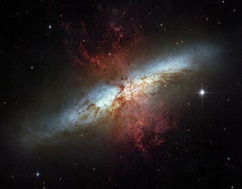 "Dette bildet av M82 er en mosaikk av fotografier tatt i synlig lys av romteleskopet Hubble. De hete hydrogenstormene står ut fra kjernen i rødt. Foto: ESA" "Dette bildet av M82 er en mosaikk av fotografier tatt i synlig lys av romteleskopet Hubble. De hete hydrogenstormene står ut fra kjernen i rødt. Foto: ESA"