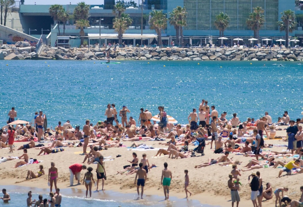 Hvor farlig er det å befinne seg på en tettpakket strand? En ny studie gir et overblikk over ulike situasjoner, og hvor risikable de er. Se skjemaet lenger nede i artikkelen. Hvor farlig er det å befinne seg på en tettpakket strand? En ny studie gir et overblikk over ulike situasjoner, og hvor risikable de er. Se skjemaet lenger nede i artikkelen.