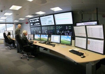 Olje- og gassinstallasjoner har stadig mer styring fra land ved hjelp av datasystemer. Bildet viser det landbaserte kontrollrommet for Valhallfeltet som ble operativt i januar 2012. (Foto: © BP p.l.c.) Olje- og gassinstallasjoner har stadig mer styring fra land ved hjelp av datasystemer. Bildet viser det landbaserte kontrollrommet for Valhallfeltet som ble operativt i januar 2012. (Foto: © BP p.l.c.)