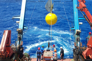 "Stor jobb: bøyer og instrumenter legges ut i havet mellom Afrikas vestkyst og Bahamas, på 26,5 grader nordlig bredde. (Foto: Stuart Cunningham and Torsten Kanzow)." "Stor jobb: bøyer og instrumenter legges ut i havet mellom Afrikas vestkyst og Bahamas, på 26,5 grader nordlig bredde. (Foto: Stuart Cunningham and Torsten Kanzow)."