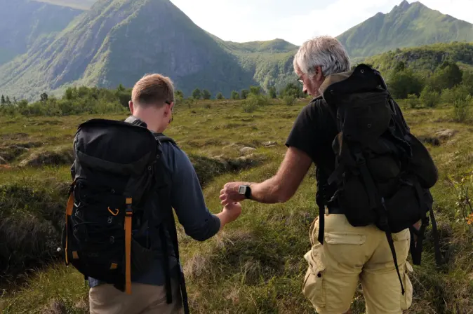 Rekrutten og mentoren diskuterer plantearter som har betydning for hvilken naturtype de har foran seg. Rekrutten og mentoren diskuterer plantearter som har betydning for hvilken naturtype de har foran seg.