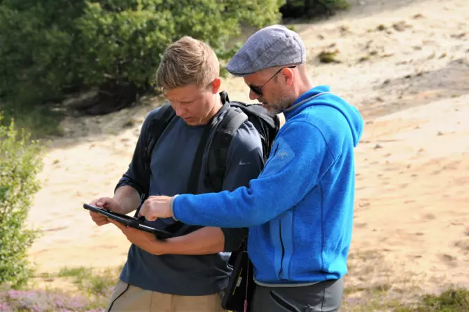 Hessen og Carlsen jobber i NiN-appen på iPaden.