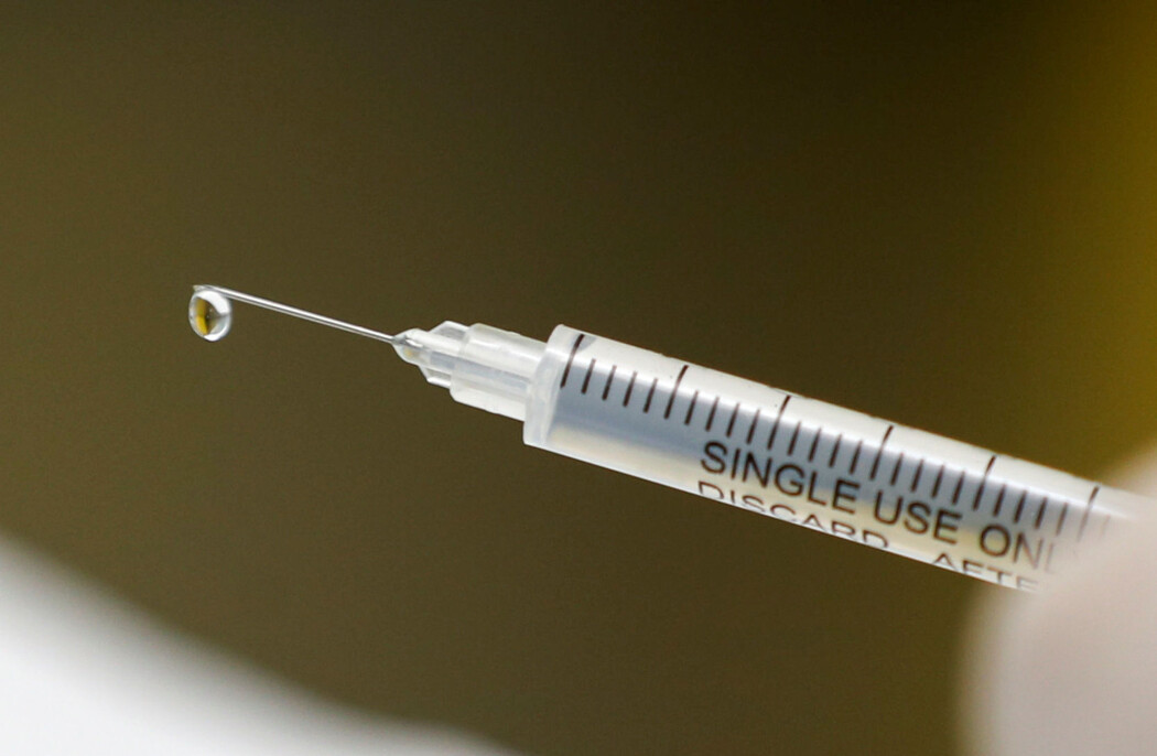 Tidligere denne uken kunngjorde AstraZeneca at de hadde stanset vaksinetestingen, som var i fase 3, etter at en testperson i Storbritannia plutselig fikk en potensielt uforklarlig sykdom. Tidligere denne uken kunngjorde AstraZeneca at de hadde stanset vaksinetestingen, som var i fase 3, etter at en testperson i Storbritannia plutselig fikk en potensielt uforklarlig sykdom.