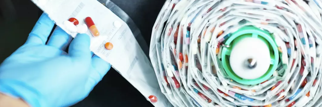 Multidoser er maskinpakkede ruller med medisindoser. Hver pose er merket med dato og et klokkeslett for når medisinen skal tas.