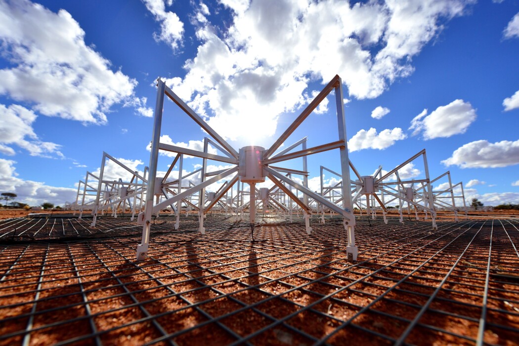 Murchison Widefield Array (MWA) er et lavfrekvent radioteleskop vest i Australia som består av 4096 edderkopp-aktige antenner. Murchison Widefield Array (MWA) er et lavfrekvent radioteleskop vest i Australia som består av 4096 edderkopp-aktige antenner.